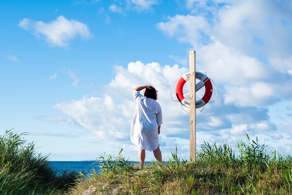 Annso tittar ut vid havet på Gotland vid stranden. 